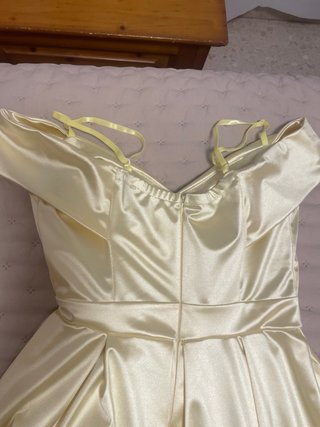 Vestido de fiesta amarillo pastel satinado