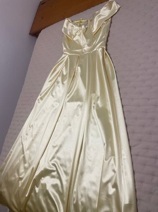 Vestido de fiesta amarillo pastel satinado