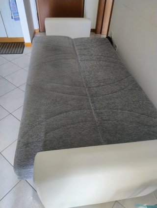 Divano letto contenitore grigio e bianco