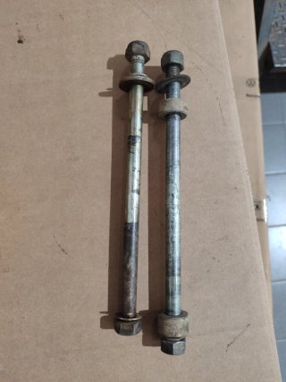 Eje con tuercas y arandelas