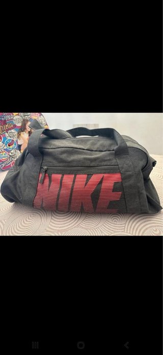 Mochila deportiva Nike gris y roja