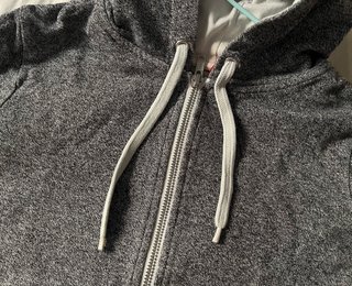 Sudadera gris con capucha y cremallera