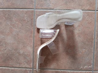 Sandalias transparentes de tacón cuadrado