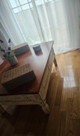 Mesa de centro de madera y mimbre