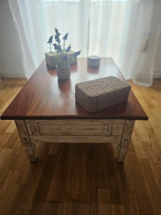 Mesa de centro de madera y mimbre