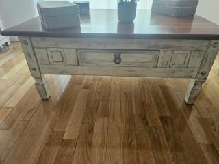 Mesa de centro de madera y mimbre