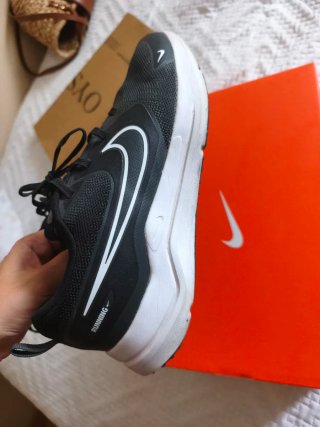 Deportivas Nike Negras y Blancas