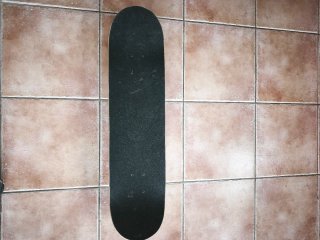 Monopatín con diseño galaxia.