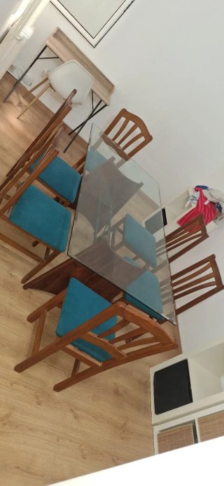 Mesa de comedor cristal y sillas madera