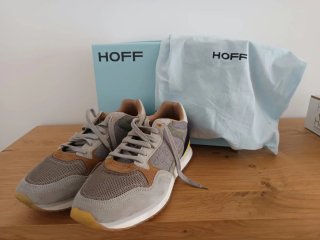 Zapatillas HOFF grises y azules.