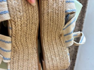 Sandalias cuña MaryPaz beige y azul