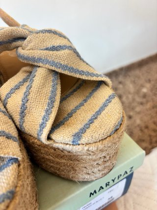 Sandalias cuña MaryPaz beige y azul