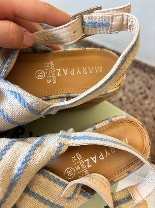 Sandalias cuña MaryPaz beige y azul