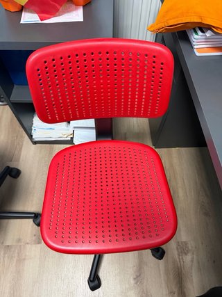 Silla de escritorio azul y roja de plástico