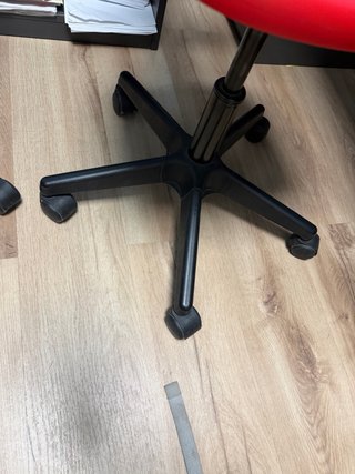 Silla de escritorio azul y roja de plástico