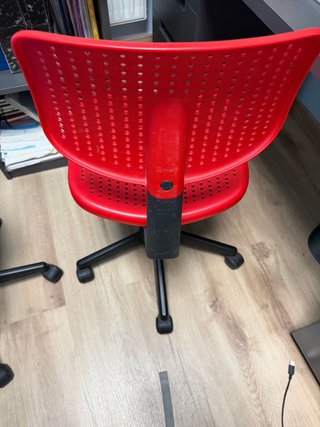 Silla de escritorio azul y roja de plástico