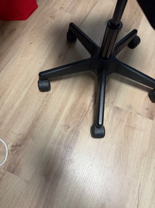 Silla de escritorio azul y roja de plástico