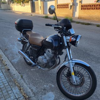 Suzuki TU250X Moto Negra y Marrón