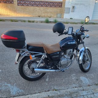 Suzuki TU250X Moto Negra y Marrón