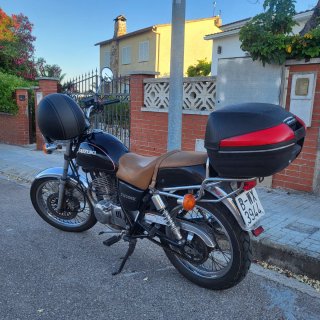 Suzuki TU250X Moto Negra y Marrón