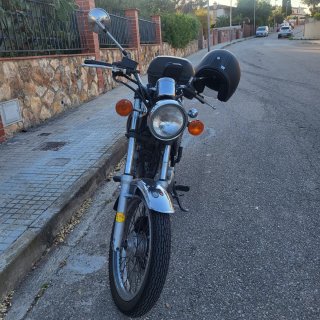 Suzuki TU250X Moto Negra y Marrón