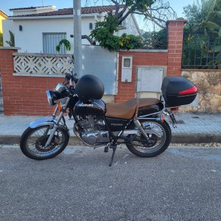 Suzuki TU250X Moto Negra y Marrón