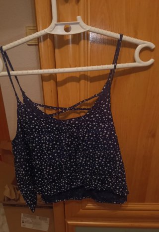 Top corto con estrellas