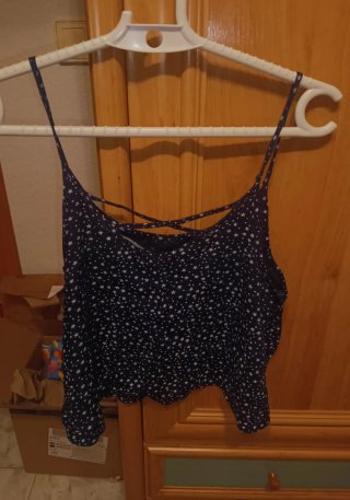 Top corto con estrellas