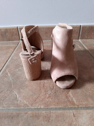 Sandalias rosas tacón abierto