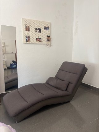Sillón de tela gris
