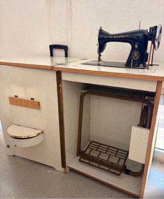 Mueble con Máquina de Coser Alfa Clásica