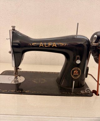 Mueble con Máquina de Coser Alfa Clásica