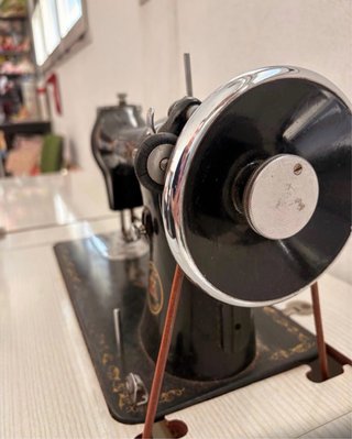 Mueble con Máquina de Coser Alfa Clásica