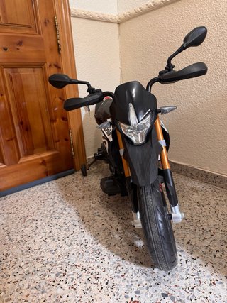 Moto Aprilia para niños negra y roja