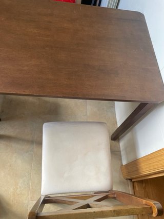 Mesa de comedor y 4 sillas de madera