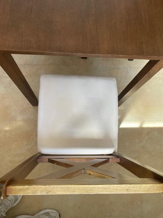 Mesa de comedor y 4 sillas de madera