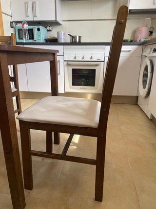 Mesa de comedor y 4 sillas de madera