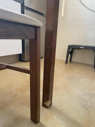 Mesa de comedor y 4 sillas de madera