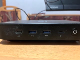 Mini PC Primux + monitor.