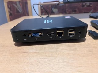 Mini PC Primux + monitor.