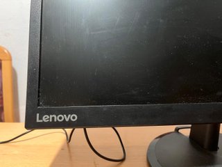Mini PC Primux + monitor.
