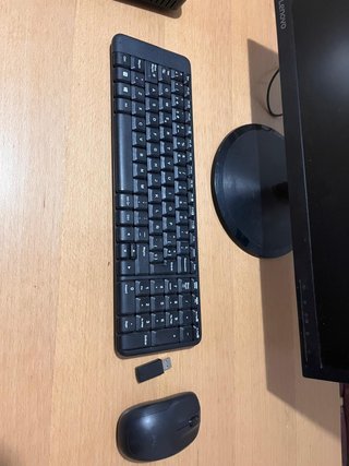 Mini PC Primux + monitor.