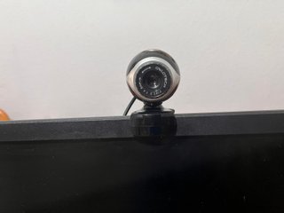 Mini PC Primux + monitor.