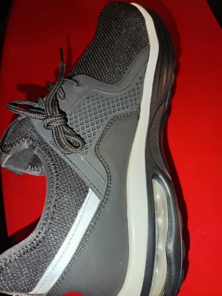 Zapatos de trabajo negros y grises