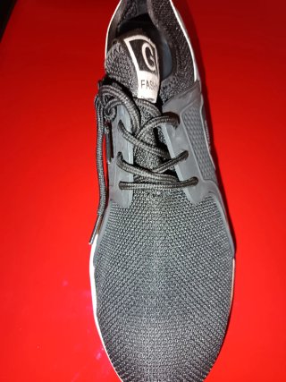 Zapatos de trabajo negros y grises