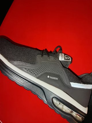 Zapatos de trabajo negros y grises