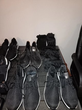 Zapatos de trabajo negros y grises