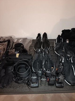 Zapatos de trabajo negros y grises
