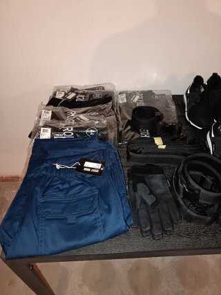 Zapatos de trabajo negros y grises