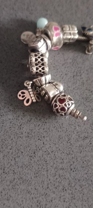 Pulsera Pandora Plata Ley con 21 Abalorios.